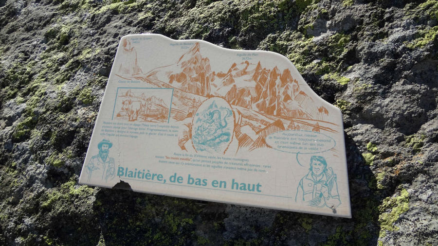 На маршруте попадаются интересные таблички, повествующие об истории этого места. Как никак, но это мекка альпинизма. Когда то по этим тропам ходили первопроходцы, смельчаки, возможно, психи =) Шамони, Франция