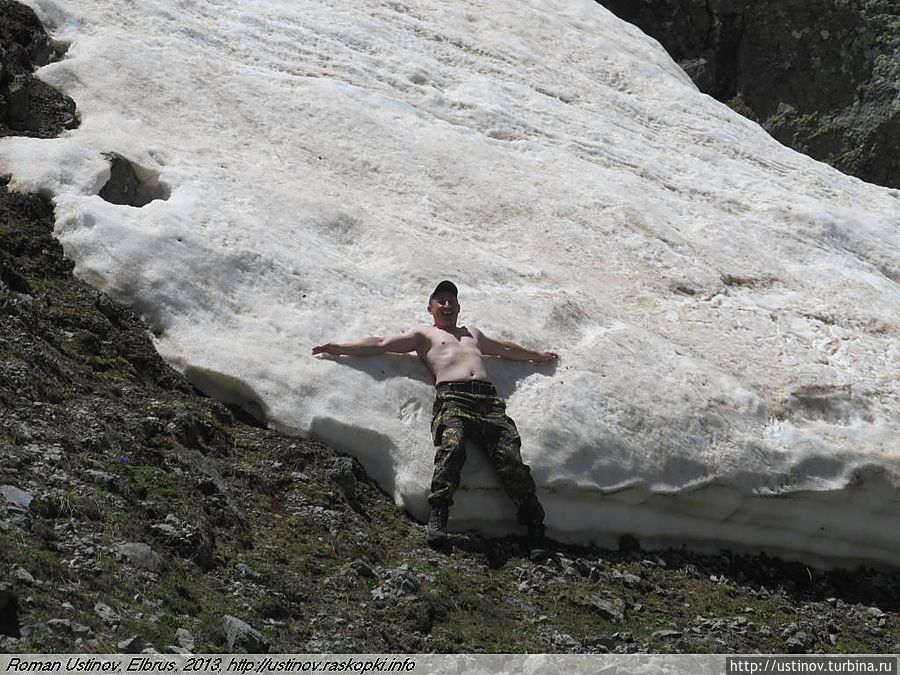 снег встречается уже где-то на высоте 3200-3400, в ущельях — даже ниже. На дворе середина июня. Кабардино-Балкария, Россия