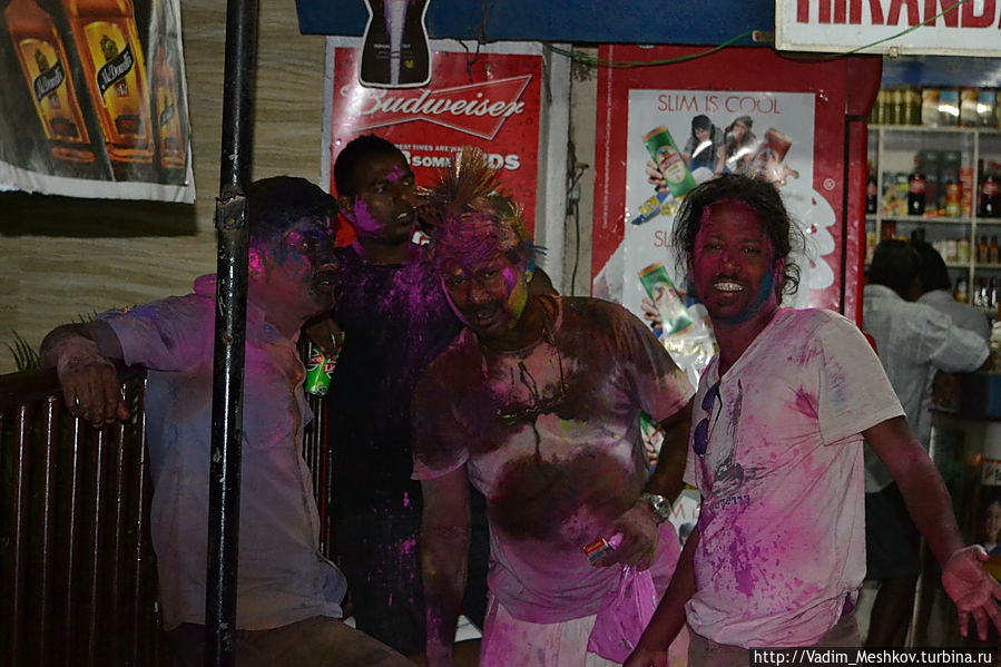 Индусы празднуют Холи. Во время этого праздника все друг друга обмазывают цветной краской. Штат Гоа, Индия