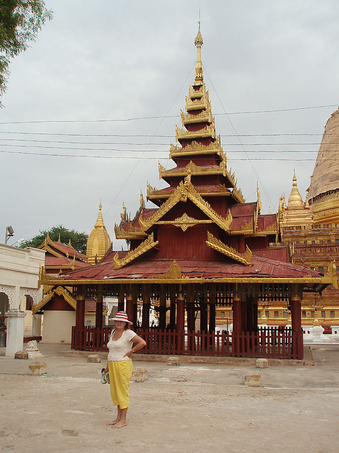 Среди древних ступ. Швезигон Баган, Мьянма