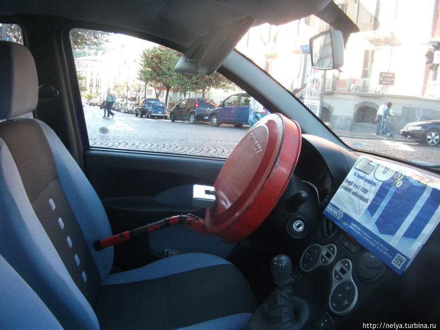 Такие противоугонные устройства почти на всех машинах в Неаполе Неаполь, Италия