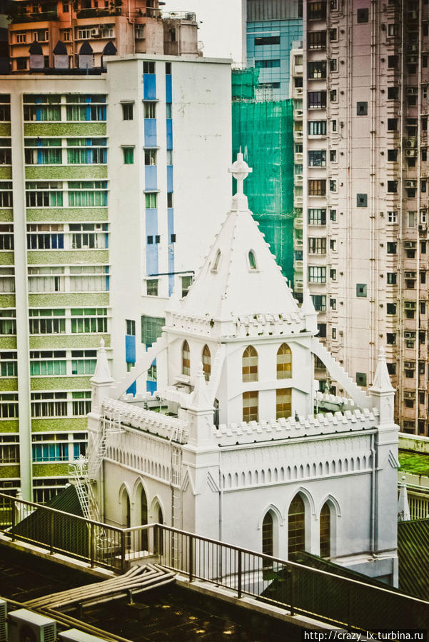 Архитектура очень разная, можно встретить самые неожиданные сочетания. Гонконг