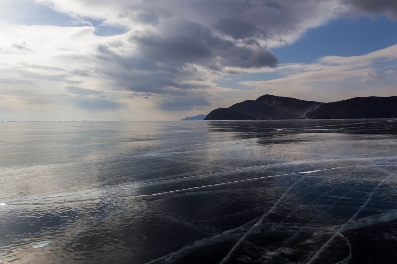 по льду Байкала озеро Байкал, Россия