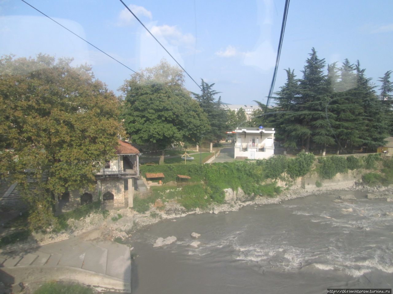 Поездка на канатной дороге над рекой Риони Кутаиси, Грузия