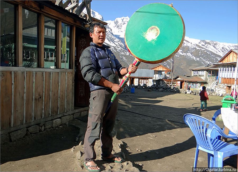 Джеду демонстрирует музыкальный инструмент тибетцев — что-то наподобие барабана Лангтанг, Непал