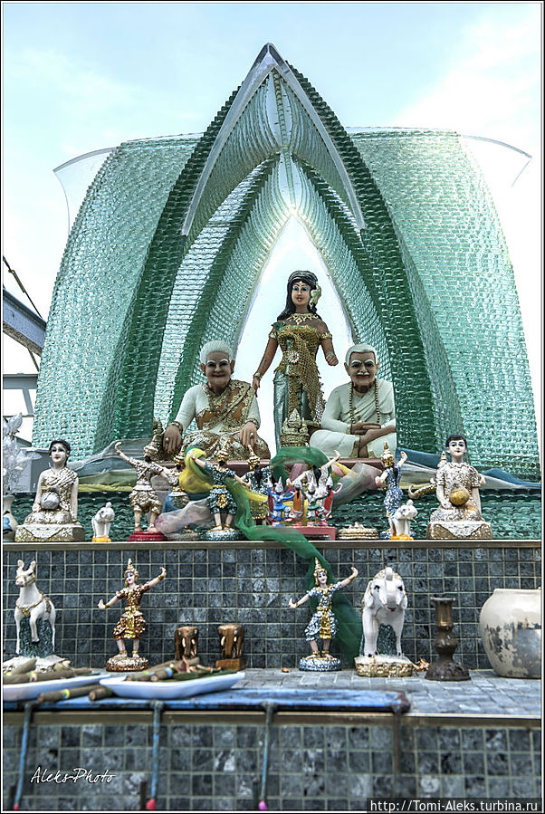 Еще один мини-пантеон богам. Изобретательность тайцев умиляет. Представляю такую конструкцию где-нибудь в центре Москвы...
*