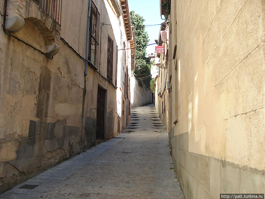 Два в одном: проезжая часть и лестница Сеговия, Испания