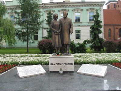 Первый в Польше памятник погибшей чете Качинских.
