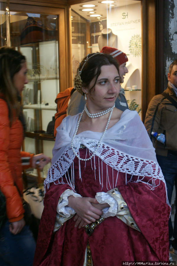 девушка настоящая Веницианка... смотреть на нее было холодно Венеция, Италия