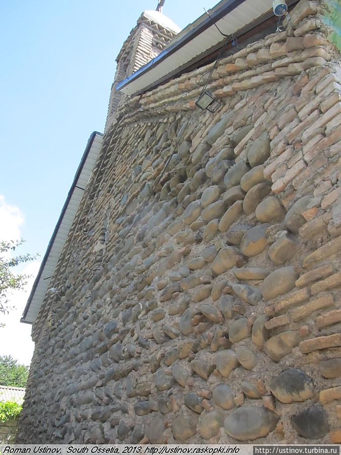 храм, стена сохранилась с 9го века, остальная часть храма перестроена в наше время