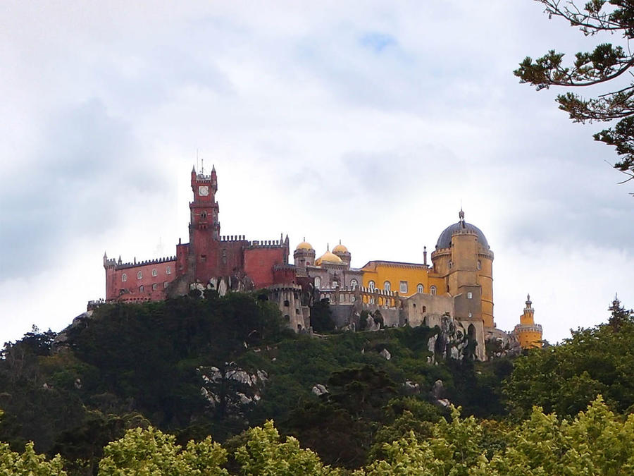 Вид на замок Пена из усадьбы Сетеайш Синтра, Португалия