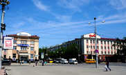 Слева  главпочтамт,  справа  здание  Российских  жел.  дорог.  Вид  с  площади  Ленина.