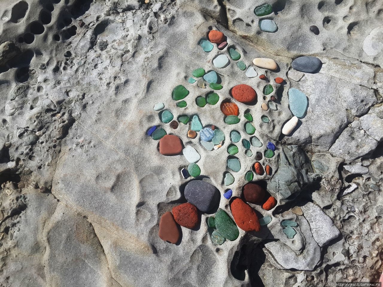 Что нам стоит раскрасить яркими стеклянными красками ячеистые скалы! Владивосток, Россия