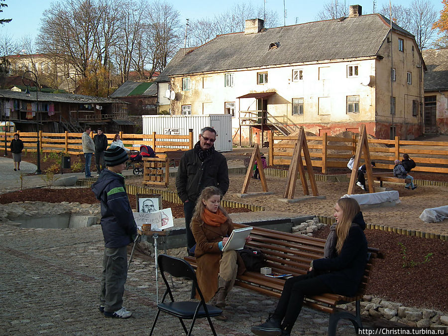 Латвийский городок Кандава. Воскресное времяпровождение осенью 2012 года. Здесь, как и во многих городках Латвии, встречаешь много творческих натур.