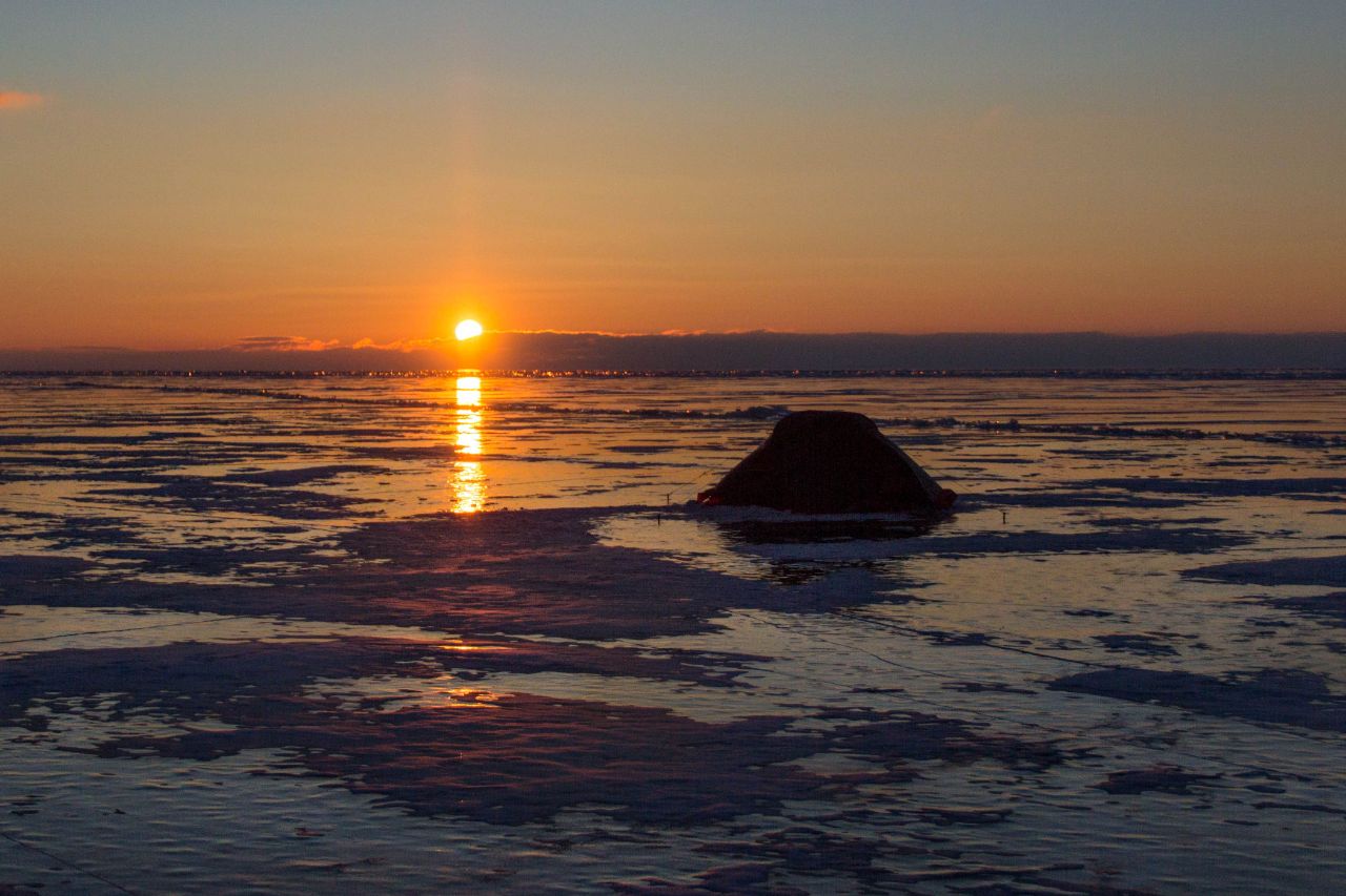 Ночёвка на льду Байкала озеро Байкал, Россия