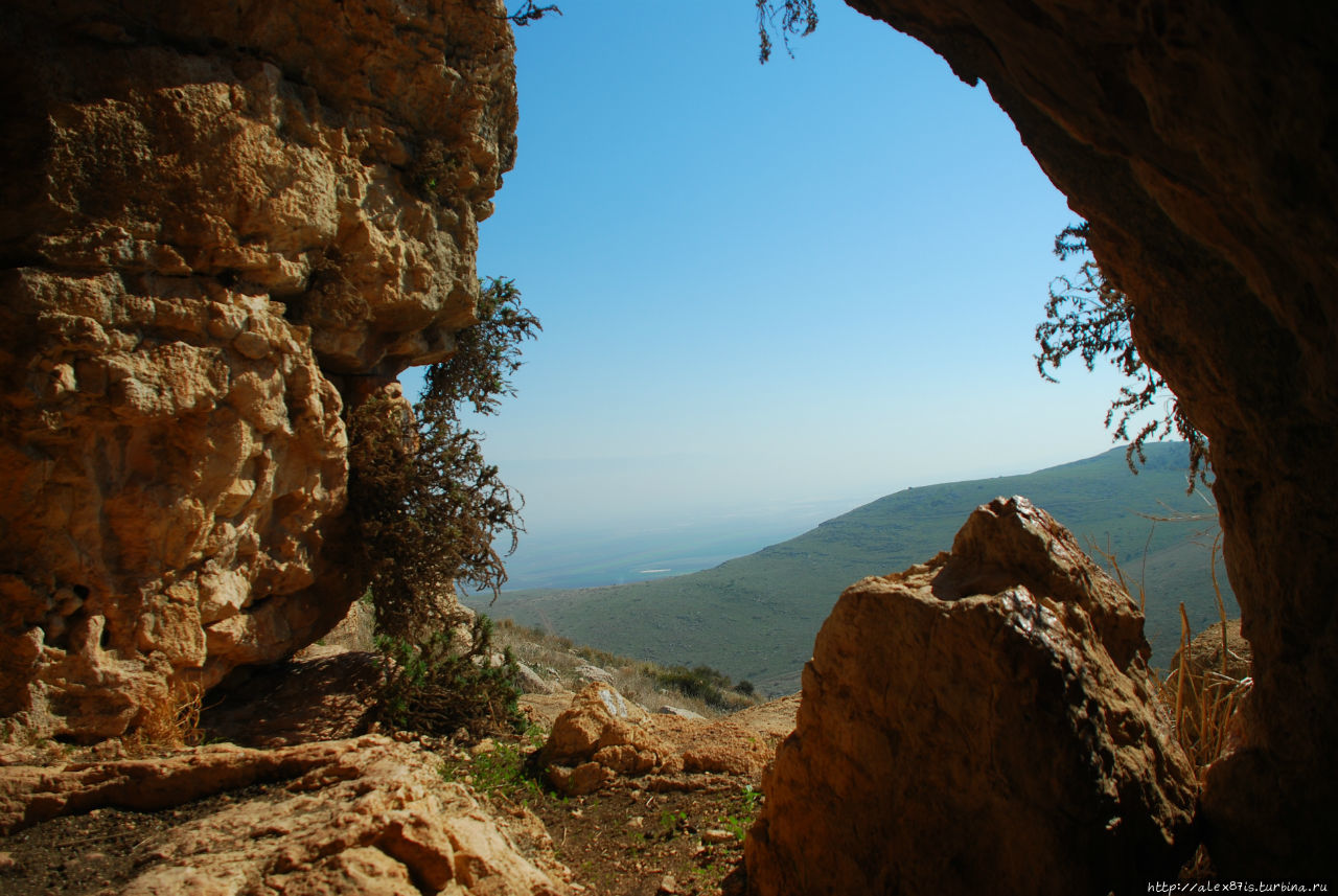 Небольшая пещера. С арабским названием. Пещера — ветра, или пещера любви. (ветер и любовь в арабском одно слово). Пещера сквозная, поэтому когда есть ветер в нужном направлении, она как буд-то свистит) Афула, Израиль