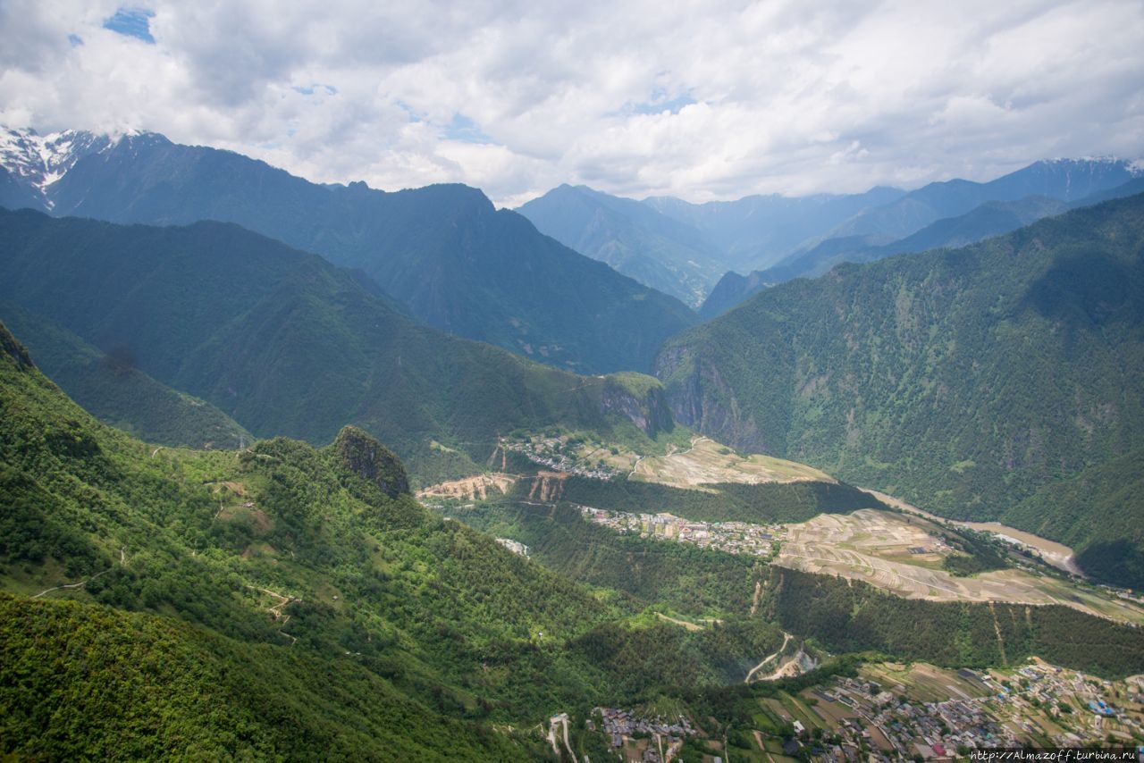 Смотровые площадки над ущельем реки Салуин текущей из Тибета Биньжянлуошян, Китай