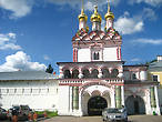 Надвратная Петропавловская церковь