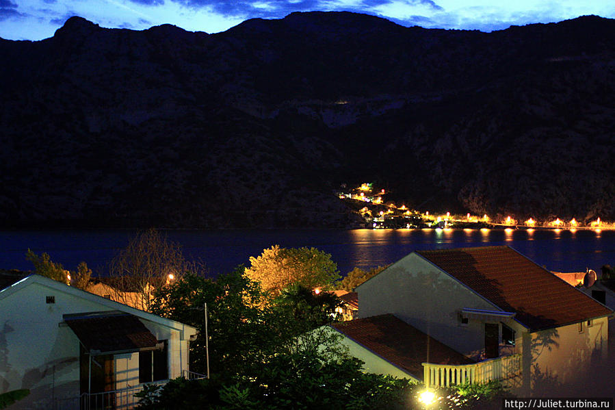 Вид с балкона вечером Рисан, Черногория