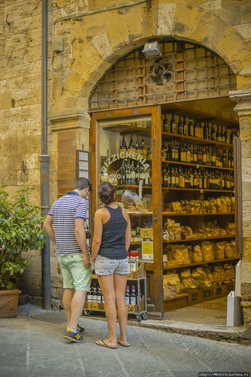 Город San Gimignano над долиной местного Кьянти Сан-Джиминьяно, Италия