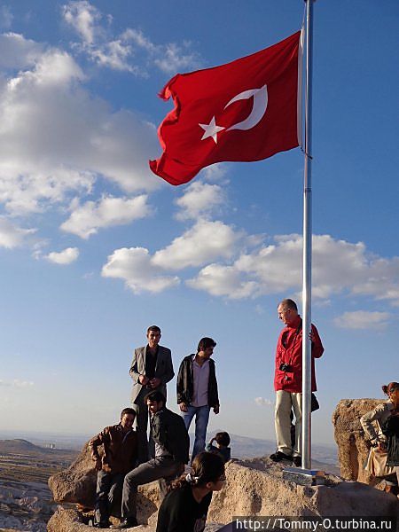 Над горой Ухисар днем и ночью реет турецкий флаг