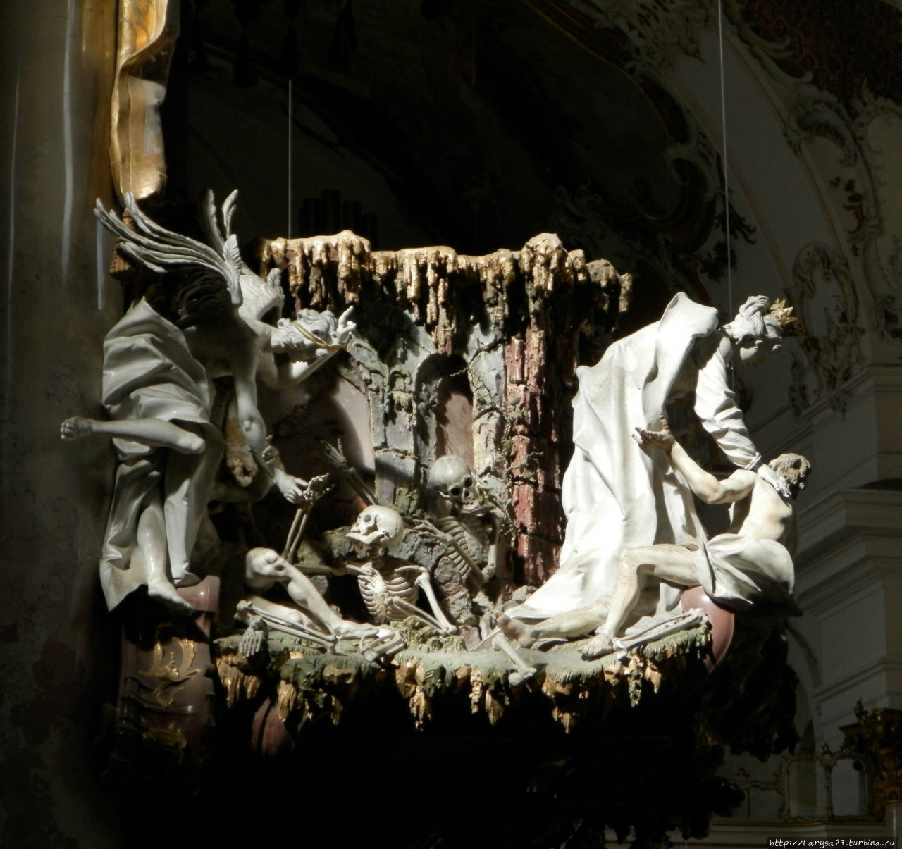 Деталь кафедры, скульптурная группа Воскрешение из мёртвых — пророчество Иезекииля, выполнена И.И.Кристианом в сотрудничестве с Й.М.Фойхтмайером в 1752-1756 г.г. Цвифальтен, Германия