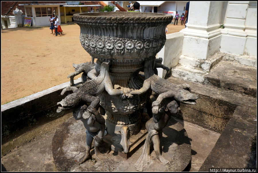 Фонтан   перед  входом  в  храм. Диквелла, Шри-Ланка