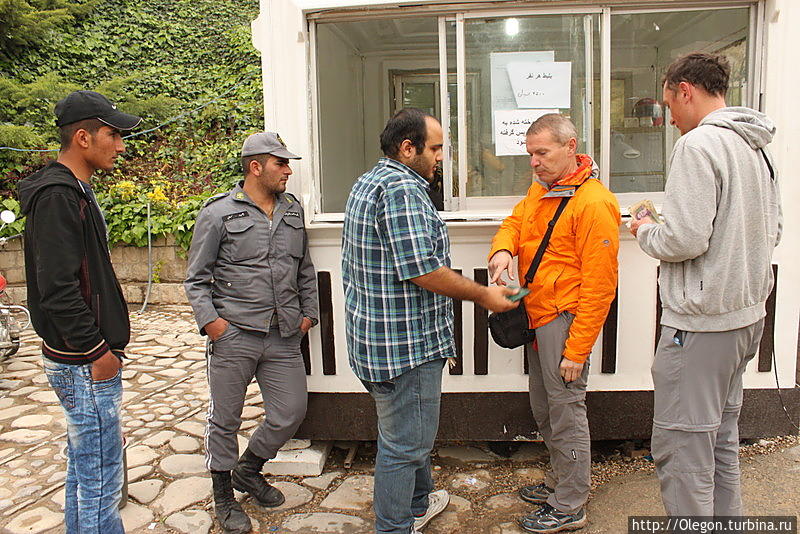 Вход в крепость города для иностранцев стоит в четыре раза дороже чем местным, наши друзья договорились на кассе об оплате наших входных билетов как для местных