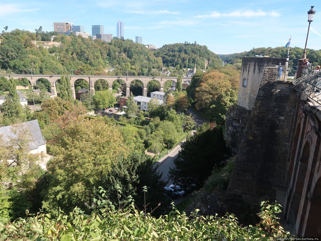 Проходим дальше, чтобы сделать фотографии с другой точки на крепость и мост (здесь порядка 111 мостов). Люксембург, Люксембург
