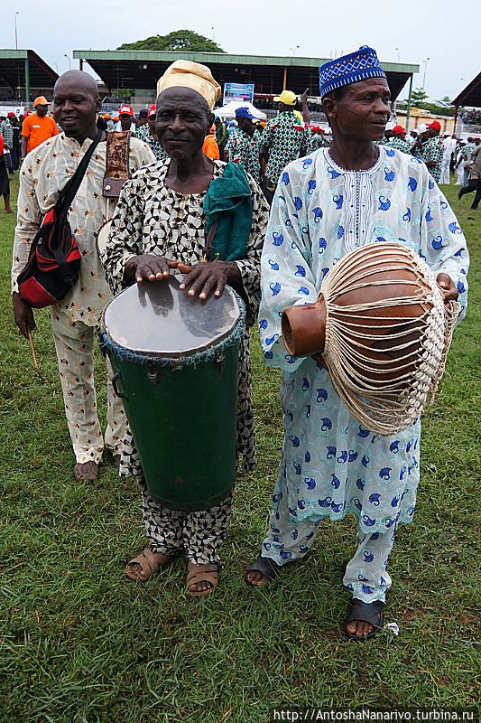 Барабанщики йоруба. Тыква у мужика справа выполняет двоякую функцию, во-первых это музыкальный инструмент (к ней привязаны погремушки), во-вторых, туда удобно собирать деньги, которые дают за выступление. А на зеленом барабане мне даже дали немного постучать Лагос, Нигерия