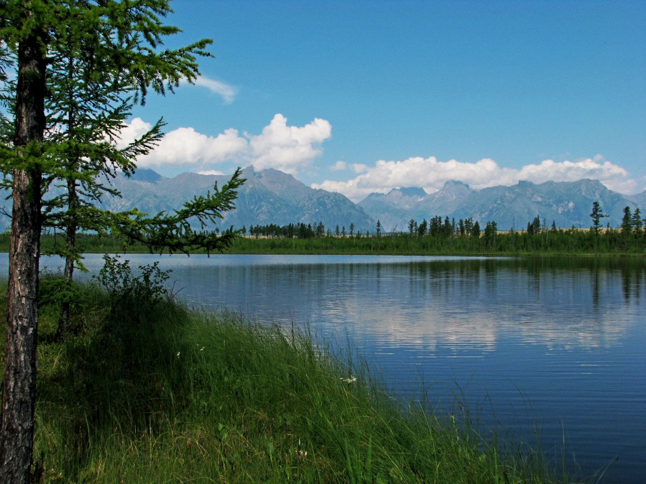 Озеро чар. Озеро Леприндо. Леприндо озеро в Забайкальском крае. Чарские озера Забайкальский. Малое Леприндо озеро.