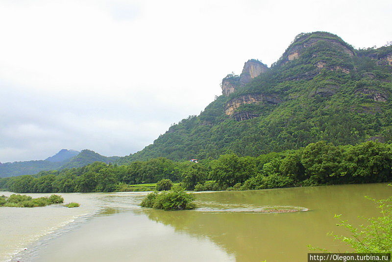 Красивая река в Уишане Уишань, Китай