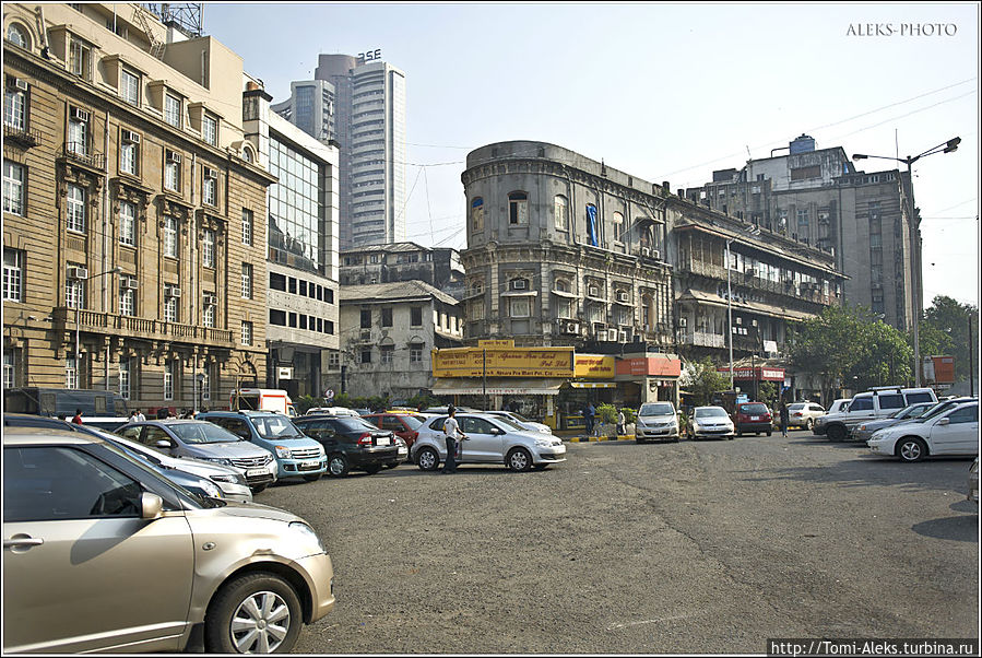 Все-таки в мегаполисе невозможно ощутить настоящий дух страны. Засилье машин и современная архитектура — этого всего навалом в любом другом городе мира. Хотя надо признаться, что здания в центре Мумбая очень красивые...
* Мумбаи, Индия