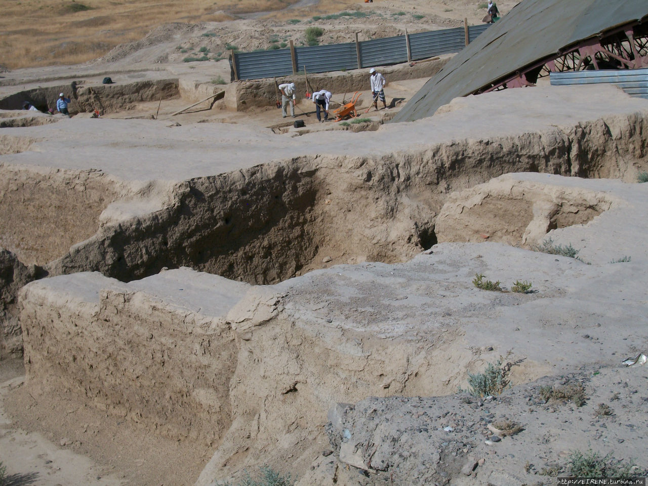 Раскопки рядом с комплексом. Туркестан, Казахстан