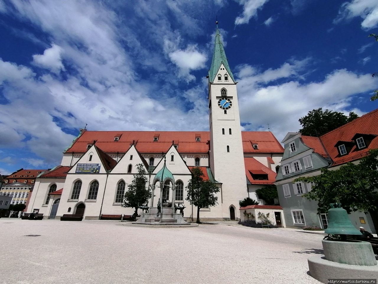 St.Mang-Kirche, справа здание евангелического Деканата (1810) Кемптен, Германия