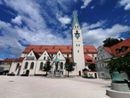 St.Mang-Kirche, справа здание евангелического Деканата (1810)
