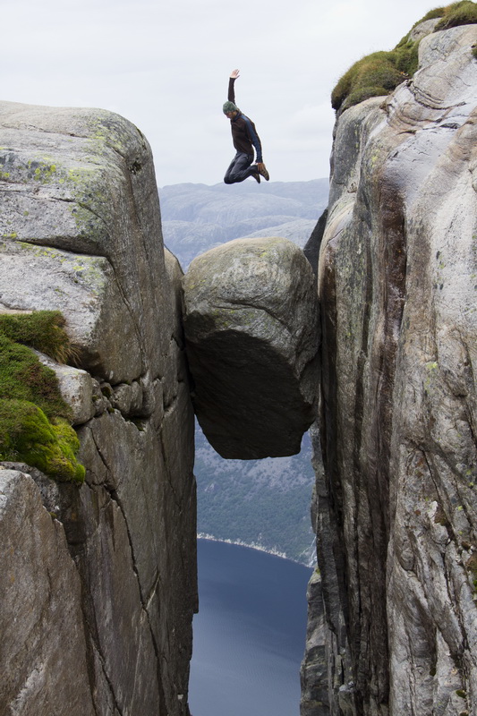 Прыгать там довольно страшно Люсе-фьорд, Норвегия