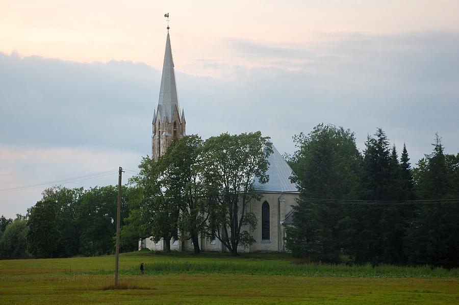Монументальная церковь в крошечном поселке