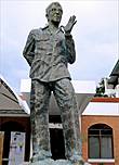 А это памятник Лино Брока (Lino Brocka), которого на Филиппинах считают филиппинским Феллини (был такой итальянский кинорежиссер всемирноизвестный)