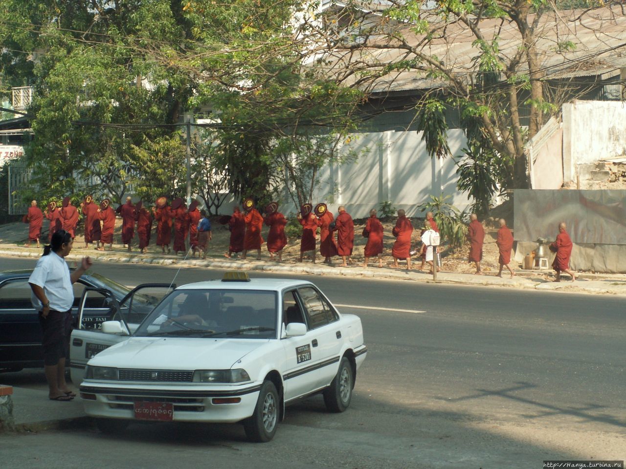 Утреннее шествие монахов в Янгуне Янгон, Мьянма