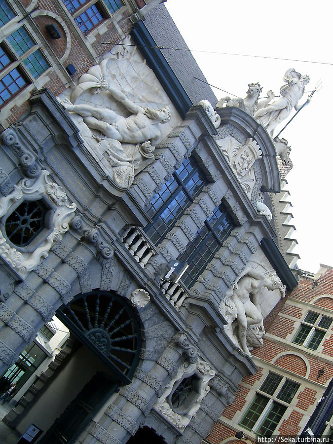 Ворота здания Старого рыбного рынка Гент, Бельгия