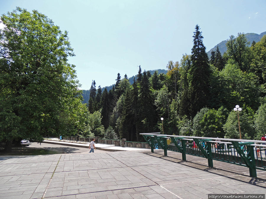 Площадка у озера Рица. Рица Реликтовый Национальный Парк, Абхазия