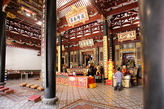 Храм Тянь Хок Кенг. Основной молитвенный зал. В центре алтаря фигура Ма Цу.  Справа — Бог Войны Guansheng Dijun. Слева — Защитник Жизни Baosheng Dadi. Фото из интернета