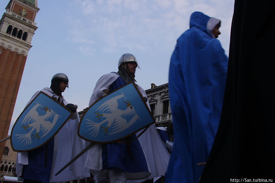 Им на смену приходят рыцари в полном вооружении Венеция, Италия
