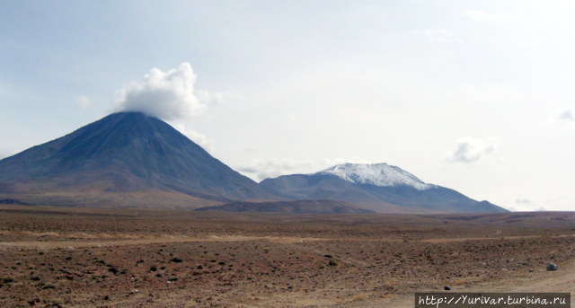 Слева — вулкан Ликанкабур, справа — Хурикес Сан-Педро-де-Атакама, Чили