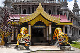 У подножия горы расположен целый религиозный комплекс, состоящих из различных пагод, ступ, и прочих сооружений. Вход в центральный храм охраняют два свирепых тигра.