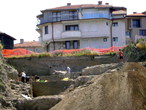 Рядом с базиликой на набрежной археологи проводят раскопки, надеясь выведать от древнего Несебра новые тайны