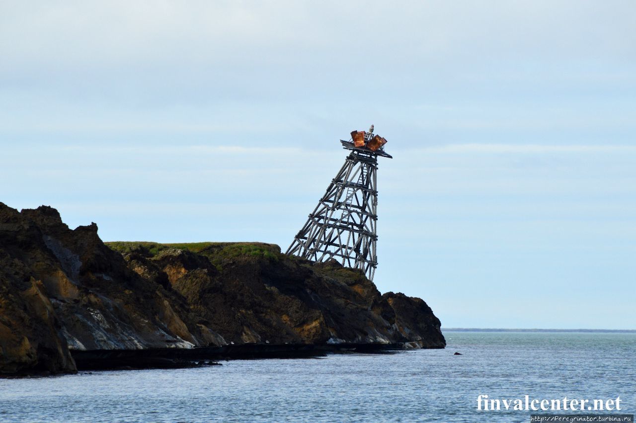 Море Лаптевых. Падающий маяк на разрушающемся береге острова Псов. Таймырский Биосферный Заповедник, Россия