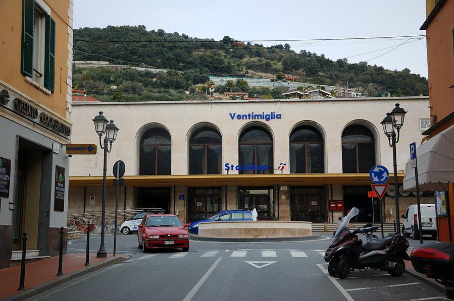 Вентимилья — здесь кончаются итальянские железные дороги Вентимилья, Италия