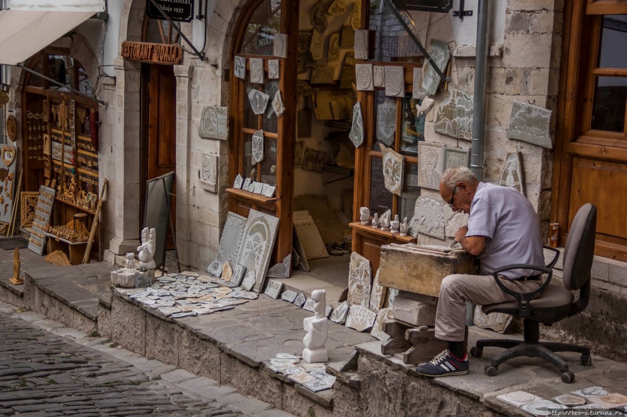 Местный мастер, гравирует на камнях. Гирокастра, Албания